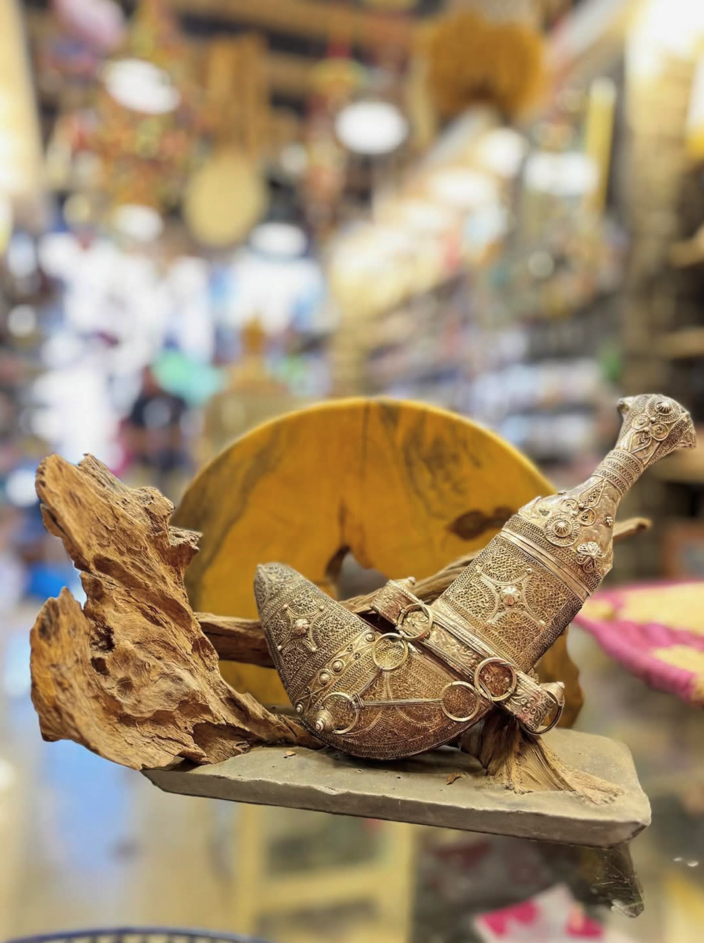 Handcrafted Omani Khinjar (Antique Decorative Piece) | خنجر عُماني يدوي الصنع (قطعة تراثية أصلية)